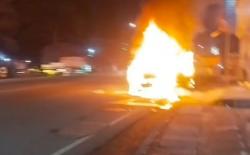 Pulang Hajatan, Mobil Ditumpangi Sekeluarga Asal Mojokerto Terbakar di Jombang