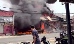Bengkel Motor di Pamulang Tangsel Ludes Dilalap Api, Terdengar Ledakan hingga Percikan Api