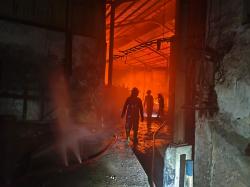 Gudang Kayu di Sidokumpul Sidoarjo Ludes Dilalap Api, 7 Unit Damkar Dikerahkan
