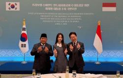 Seru! Carmen Hearts2Hearts dan Prabowo Kompak Pose Finger Heart saat Bertemu di Korsel