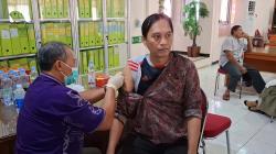 Wujudkan Haji Sehat, Calon Jemaah Haji Kota Kediri Terima Vaksinasi untuk Perkuat Imunitas