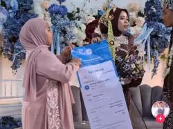 Bukan Amplop, Tapi Baliho! Aksi Kocak Tamu di Mantup Bawa Bukti Transfer ke Pengantin