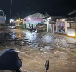 Tanggul Kali Cikumpeni Jebol, Permukiman di Tegalwaru Karawang Terendam Banjir