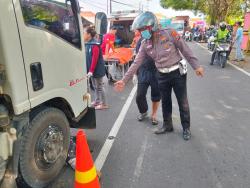 Nyalip di Marka Larangan, Kecelakaan Beruntun di Jalan Raya Lebo Sidoarjo Tewaskan Pengendara