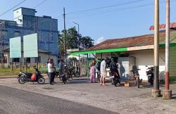 SPBU Tutup, Warga Dabo Singkep Berebut Pertalite di Kios Eceran