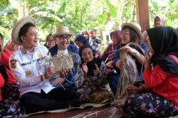 UMKM Lokal Menguat, Desa Bandung Pandeglang Disulap Jadi Desa Sejahtera Astra