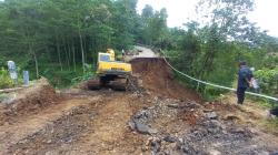 PUPR Mulai Perbaiki Akses Menuju Madakaripura, Warga Lewat Jembatan Darurat