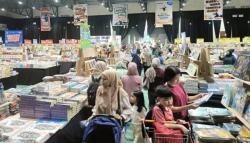 Resmi Dibuka! Warga Serbu Bazar Buku Internasional BBW Makassar 2026