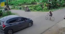 Detik-detik Mobil Pelajar Tabrak Pesepeda di Maros, Korban Terpental