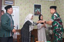 Momen Haru Pangdam Diponegoro Kunjungi Keluarga Serka Muhammad Nur Ichwan di Magelang