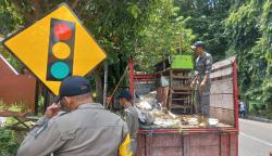 Satpol PP Tertibkan Gerobak Terbengkalai di Kota Probolinggo