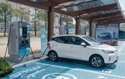 Summarecon Mall Bekasi Sediakan SPKLU Signature, Isi Daya EV Cuma 20 Menit!