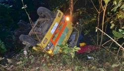 Truk Muat 7 Ton Porang Terguling di Bulukumba, Nyaris Jatuh ke Tebing