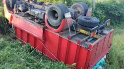 Hindari Motor Saat Berpapasan, Truk Muat Gabah  Terbalik ke Sawah