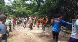 Warga Desa Sindang Ratu Gotong Royong Perbaiki Jalan Rusak, Harapkan Perhatian Pemkab Lebak