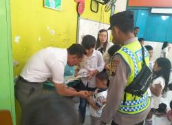 Kejutan Manis di GKJ Purwodadi, Personel Polres Grobogan Bagi-Bagi Telur Paskah ke Anak-Anak