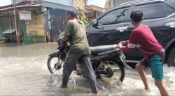 Banjir Rendam Perumahan Cikande Permai, Puluhan Kendaraan Mogok