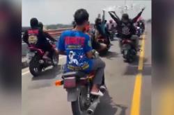 Viral Aksi Meresahkan! Gerombolan Remaja Konvoi Motor di Jombang Bentrok dengan Warga
