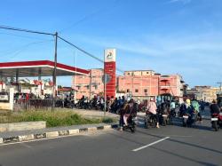 Penampakan Antrean Panjang Kendaraan di SPBU Dabo Singkep usai Kelangkaan Pertalite
