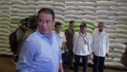 Mentan Amran Sidak Gudang Bulog di Makassar, Pastikan Stok Beras Aman