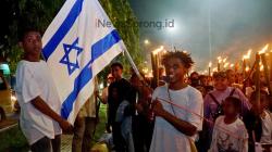 Ratusan Bendera Israel Berkibar di Pawai Obor Paskah Kota Sorong, Sangkakala Menggema di Fajar 2026