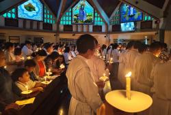 Cahaya Lilin Warnai Misa Vigili Paskah di Gereja St. Yosef Kediri
