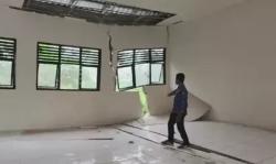 Miris! Dua Kelas Ambruk, Puluhan Siswa SD di Pandeglang Terpaksa Belajar di Dapur