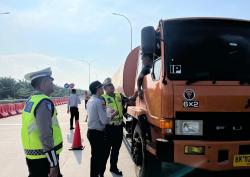 Waspada Microsleep! Petugas Tol Kutepat Siaga 24 Jam Pantau Pengemudi Lelah