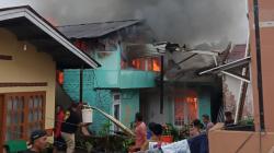Api Lahap Rumah Dua Lantai di Agam, Warga Padamkan Manual