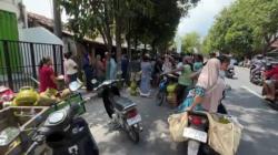 Warga Tuban Antre Berjam-jam Akibat Kelangkaan LPG 3 Kilogram