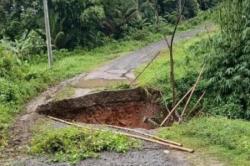 Jalan Longsor Putus Akses, Warga Lebak Terpaksa Putar Belasan Kilometer