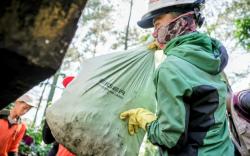 Lawan Sampah di Hulu, EIGER Adventure Land Angkut 6 Ton Limbah dari Puncak