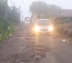 Jalan Rusak Jadi Wahana Gratis, Wisatawan: Kemana Pemdanya?