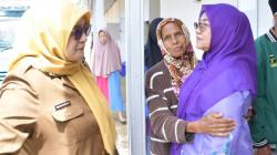 Di Tengah Kenaikan Harga Pangan, Warga Huntara Malalak Terima Bantuan TP-PKK Agam