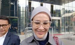 Setyowati Anggraini Saputro Istri Ono Surono Diperiksa KPK, Ditanya Wartawan Senyum-Senyum Saja