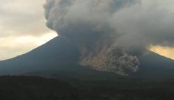 Gunung Semeru Erupsi, Awan Panas Guguran Meluncur 4,5 Km BPBD Minta Waspadai Erupsi Susulan