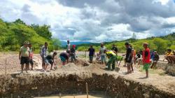Babinsa dan Warga Gotong Royong Bangun Jembatan Perintis Garuda di TTU