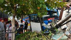 Truk Boks Tabrak Bus Sedang Mogok di Madiun, Pengemudi Tewas