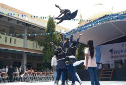 Merpati Terbang di Education Fair SMP Surabaya, Simbol Harapan Siswa Menatap Masa Depan