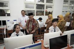 TKA SMP di Surabaya Jadi Sorotan, Mendikdasmen Sebut Soal Lebih Mudah Dikerjakan