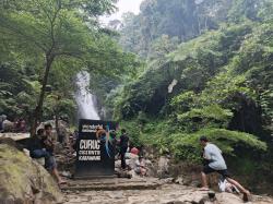 Jadi Destinasi Wisata Favorit, Curug Cigentis Karawang Diserbu Ribuan Wisatawan Selama Libur Lebaran