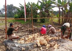 Pastikan Konstruksi Kokoh dan Aman, Danramil Purwodadi Pantau Pembangunan Dua Jembatan Garuda