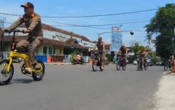 Hemat Energi, Petugas Satpol PP Ngawi Pakai Sepeda Angin saat Patroli