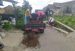 Jalan Rusak Tak Kunjung Diperbaiki, Warga Gunungputri Gotong Royong Tambal Lubang Pakai Tanah
