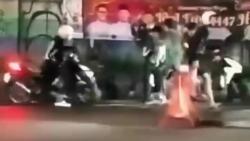 Mencekam! Video Brutal Geng Motor di Cimahi Viral, Korban Dihantam Botol Kaca hingga Tersungkur
