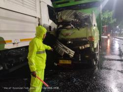 Dua Truk Tronton Adu Banteng di Depan Pabrik Tjiwi Kimia Tarik Sidoarjo, Begini Kondisinya