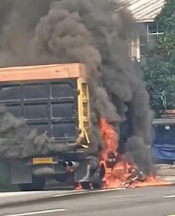 Truk dan Motor Terbakar di Jalan Tjilik Riwut Palangka Raya, 1 Korban Luka Dilarikan ke RS