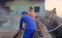 Kapal Kasko Terbakar di Dermaga Juwana Pati, Personel Satpolairud Berjibaku Padamkan Api