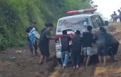 Monitor KDM! Ambulans Pembawa Ibu Hamil Terjebak di Kubangan Lumpur