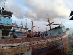 Kapal Tua Terbakar di Juwana Pati, Asap Tebal Gegerkan Warga